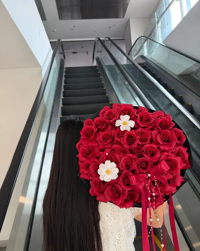 Hồng đỏ giấy đen, ảnh 2/3